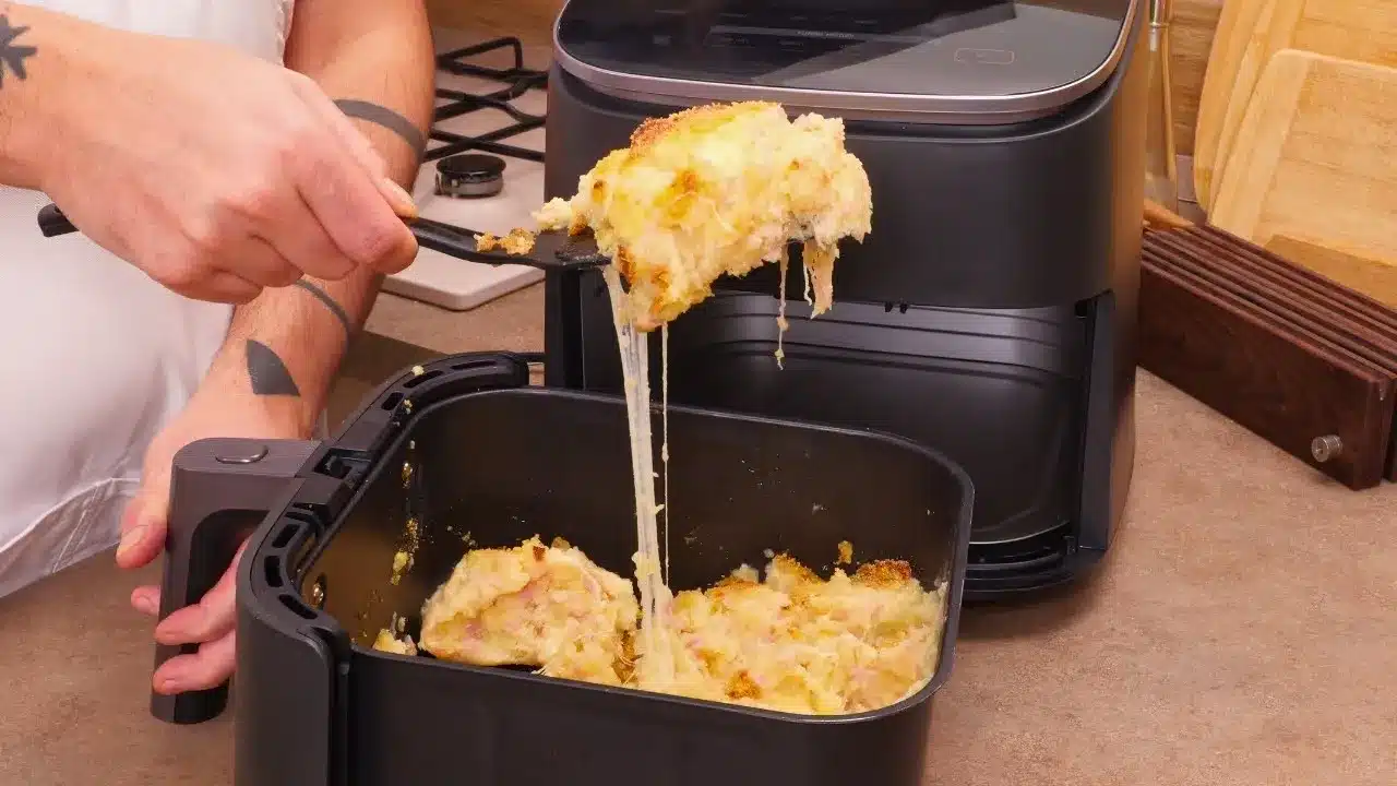 Come preparare il gateau di patate in friggitrice ad aria: ricetta facile, cremosa e filante con formaggio e salumi.