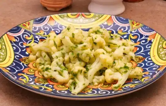 Come preparare i cavolfiori all'insalata: ricetta facile e salutare con olio evo, acciughe, capperi e prezzemolo.