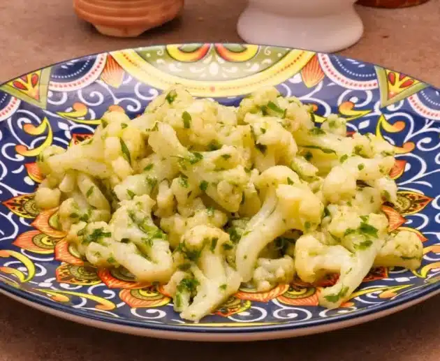 Come preparare i cavolfiori all'insalata: ricetta facile e salutare con olio evo, acciughe, capperi e prezzemolo.