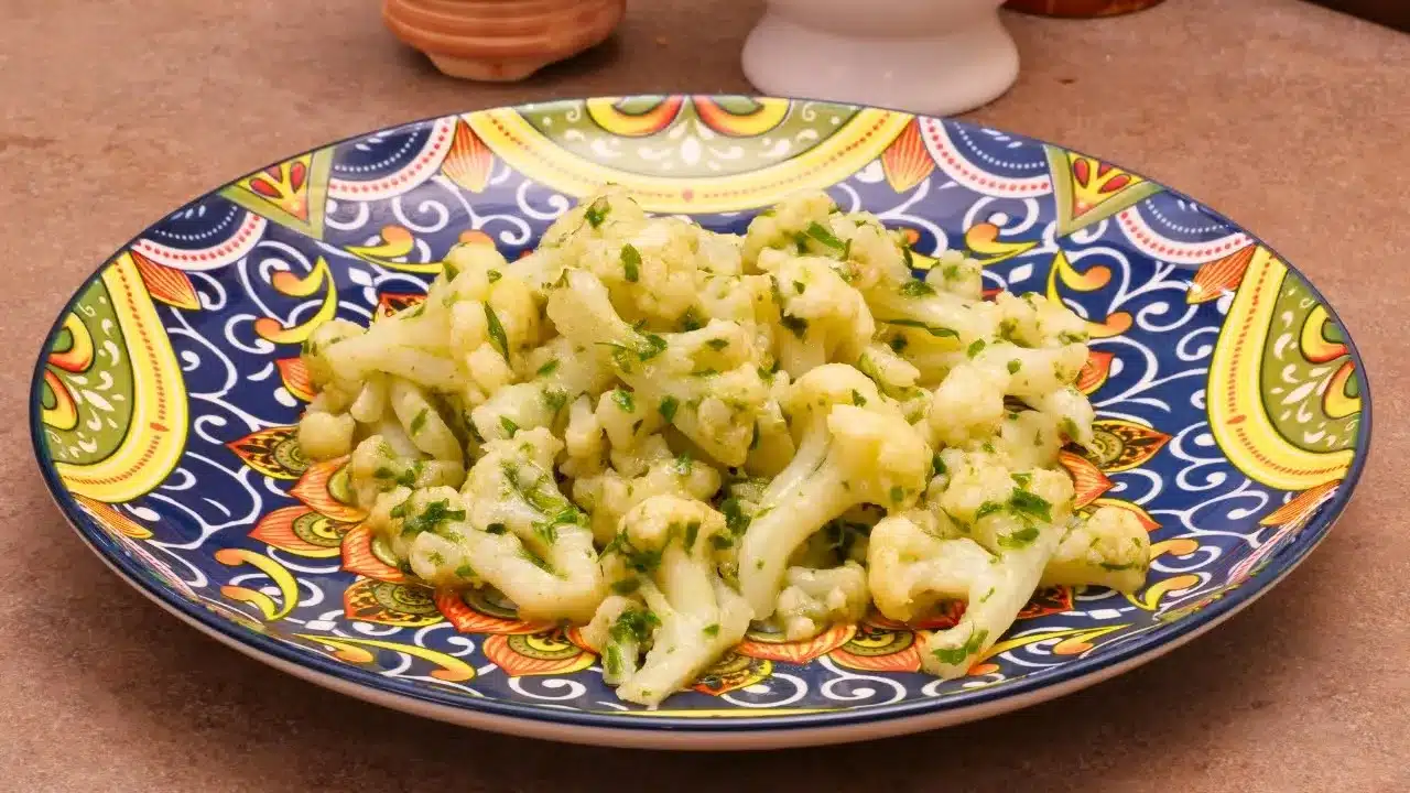 Come preparare i cavolfiori all'insalata: ricetta facile e salutare con olio evo, acciughe, capperi e prezzemolo.