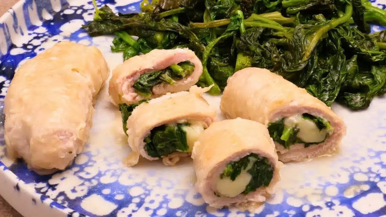 Come preparare gli involtini di lonza ripieni di friarielli ed Auricchio: ricetta gustosa e facile in padella.