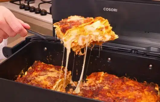 Come preparare la lasagna di Carnevale in friggitrice ad aria: ricetta ricca con ragù di carne, uova sode e formaggio filante.