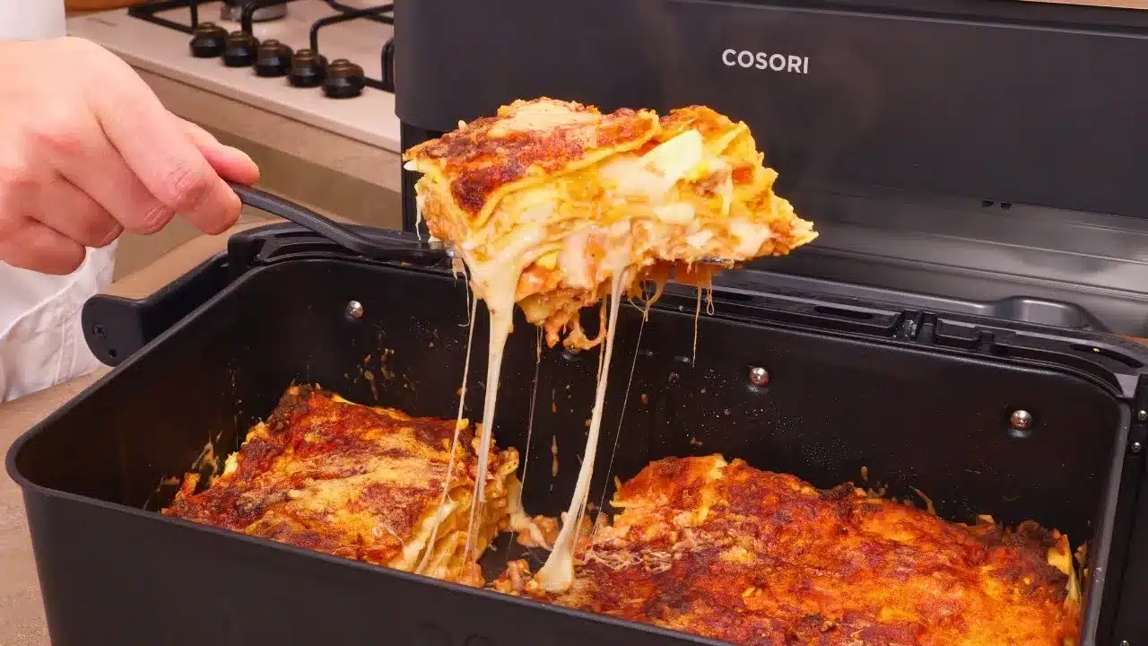 Come preparare la lasagna di Carnevale in friggitrice ad aria: ricetta ricca con ragù di carne, uova sode e formaggio filante.
