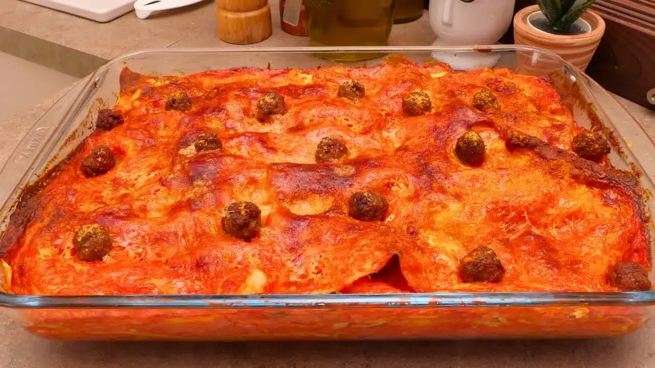Preparazione lasagna fatta in casa (ricetta facile e buonissima)