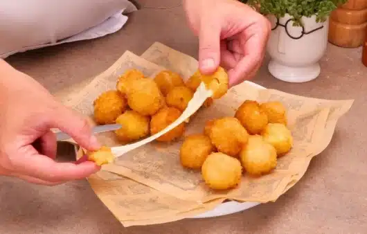 Come preparare le mozzarelline impanate in 2 maniere: ricetta facile con doppia panatura, croccanti e filanti.