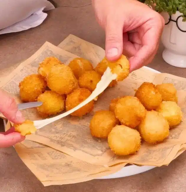 Come preparare le mozzarelline impanate in 2 maniere: ricetta facile con doppia panatura, croccanti e filanti.