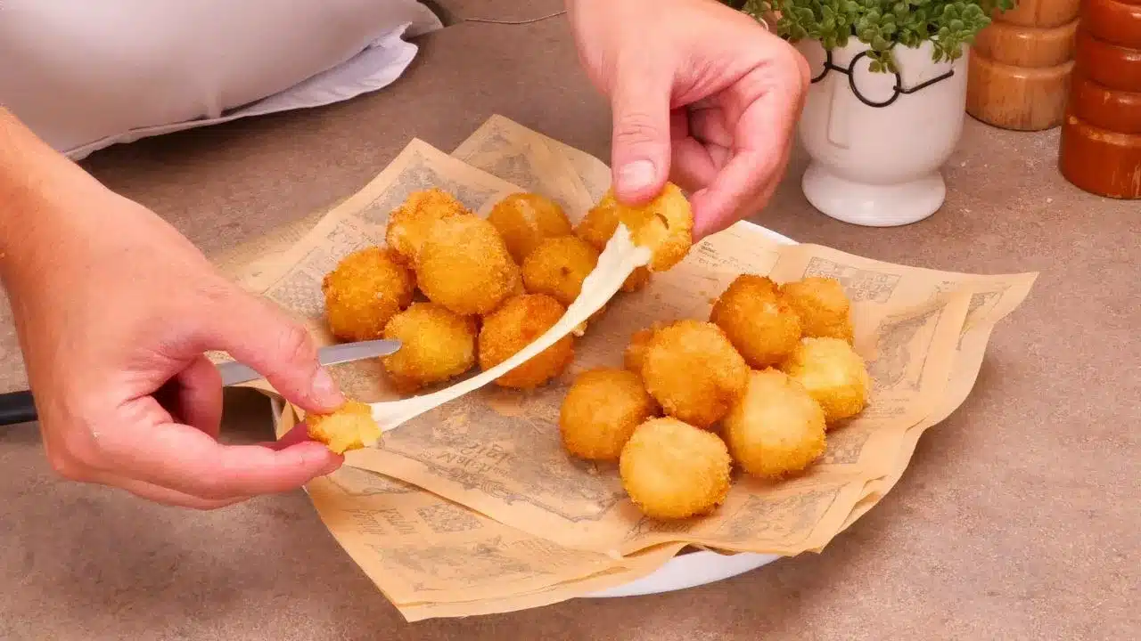 Come preparare le mozzarelline impanate in 2 maniere: ricetta facile con doppia panatura, croccanti e filanti.