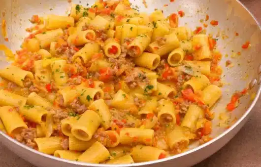 Come preparare la pasta con salsiccia pomodorini e peperoni: ricetta facile e gustosa con pomodorini gialli.