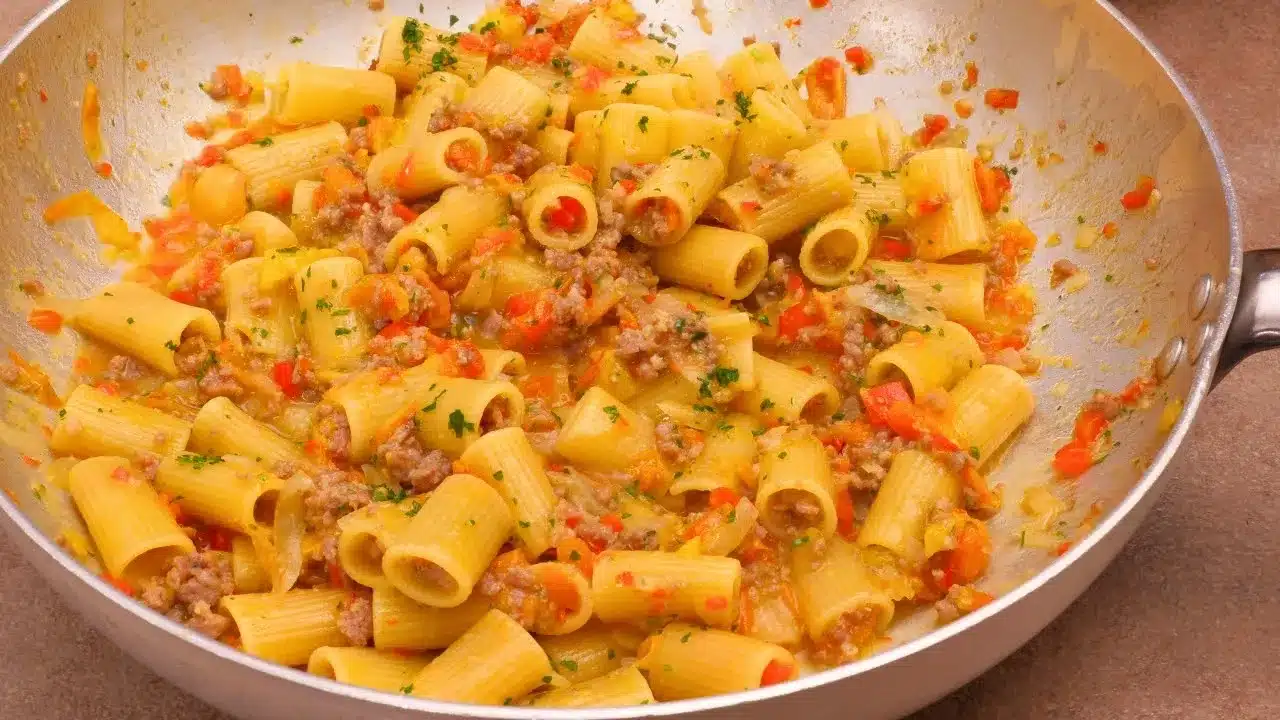 Come preparare la pasta con salsiccia pomodorini e peperoni: ricetta facile e gustosa con pomodorini gialli.