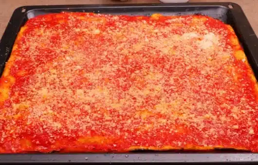 Come preparare la pizza rossa scrocchiarella pronta in 1 ora: ricetta facile e super pomodorosa in teglia.