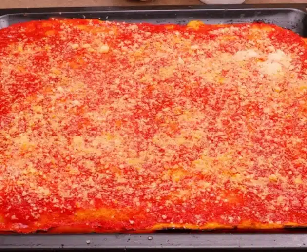 Come preparare la pizza rossa scrocchiarella pronta in 1 ora: ricetta facile e super pomodorosa in teglia.