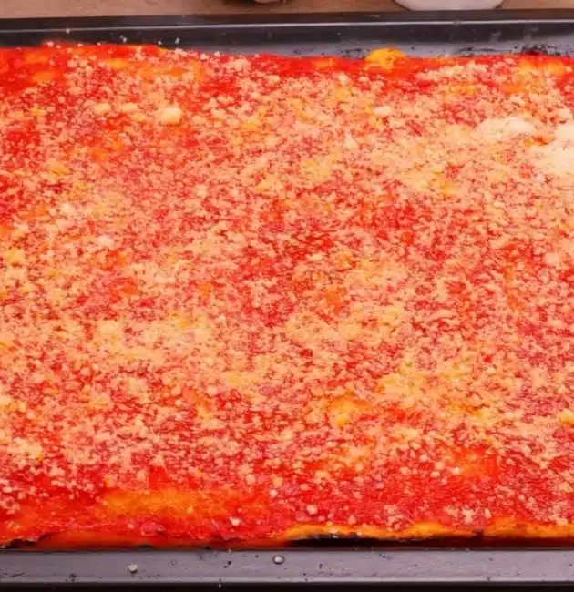 Come preparare la pizza rossa scrocchiarella pronta in 1 ora: ricetta facile e super pomodorosa in teglia.