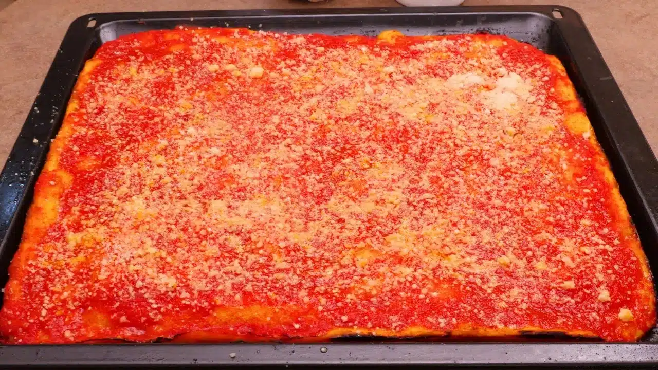 Come preparare la pizza rossa scrocchiarella pronta in 1 ora: ricetta facile e super pomodorosa in teglia.