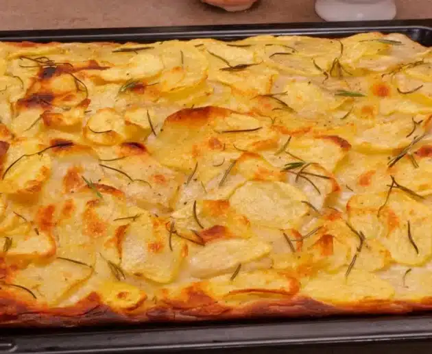 Ricetta della pizza scrocchiarella con le patate e lievito istantaneo