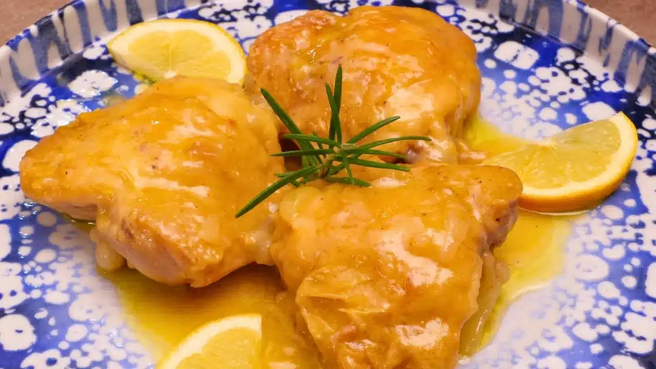 Come preparare il pollo alla birra e limone in padella: ricetta semplice con sovracosce morbide e salsa cremosa, perfetta per ogni occasione.