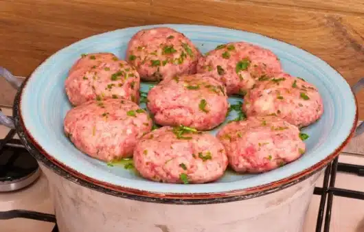 Come preparare le polpette al piatto: ricetta facile con carne mista, pane e parmigiano, cotte senza frittura.