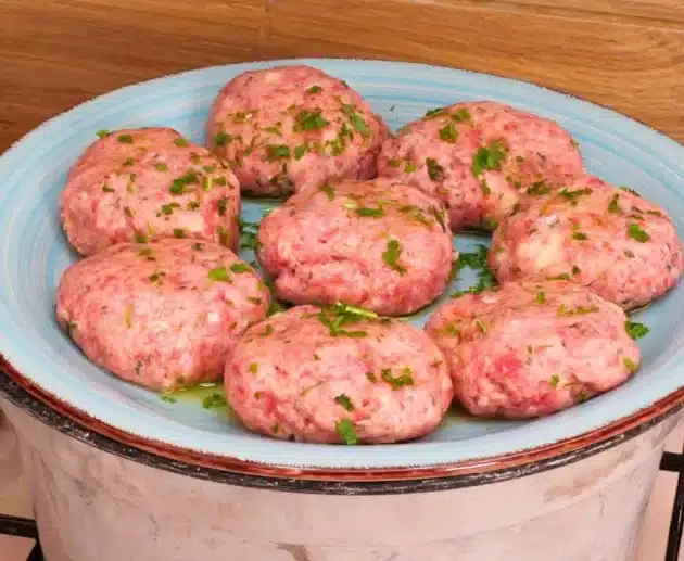 Come preparare le polpette al piatto: ricetta facile con carne mista, pane e parmigiano, cotte senza frittura.