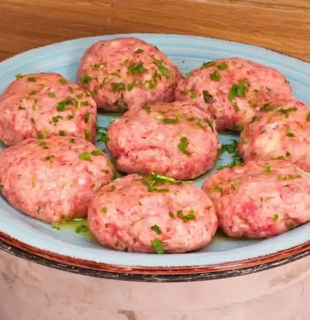 Come preparare le polpette al piatto: ricetta facile con carne mista, pane e parmigiano, cotte senza frittura.