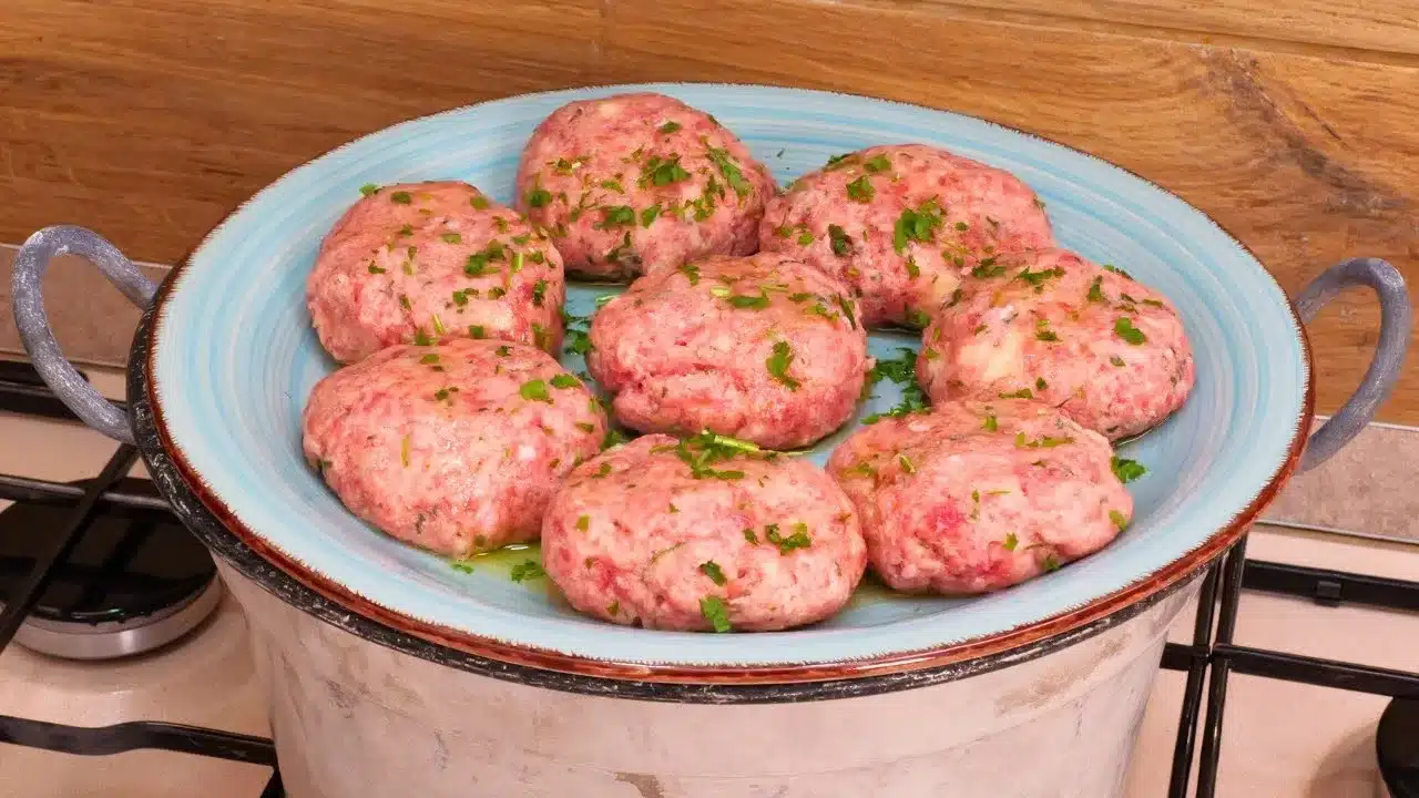 Come preparare le polpette al piatto: ricetta facile con carne mista, pane e parmigiano, cotte senza frittura.
