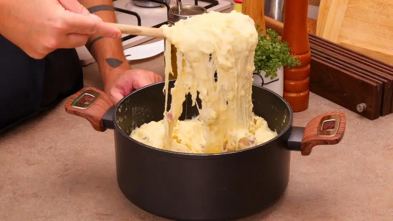 Come preparare il purè di patate con mozzarella e pancetta: ricetta cremosa e ricca, perfetta per la famiglia.