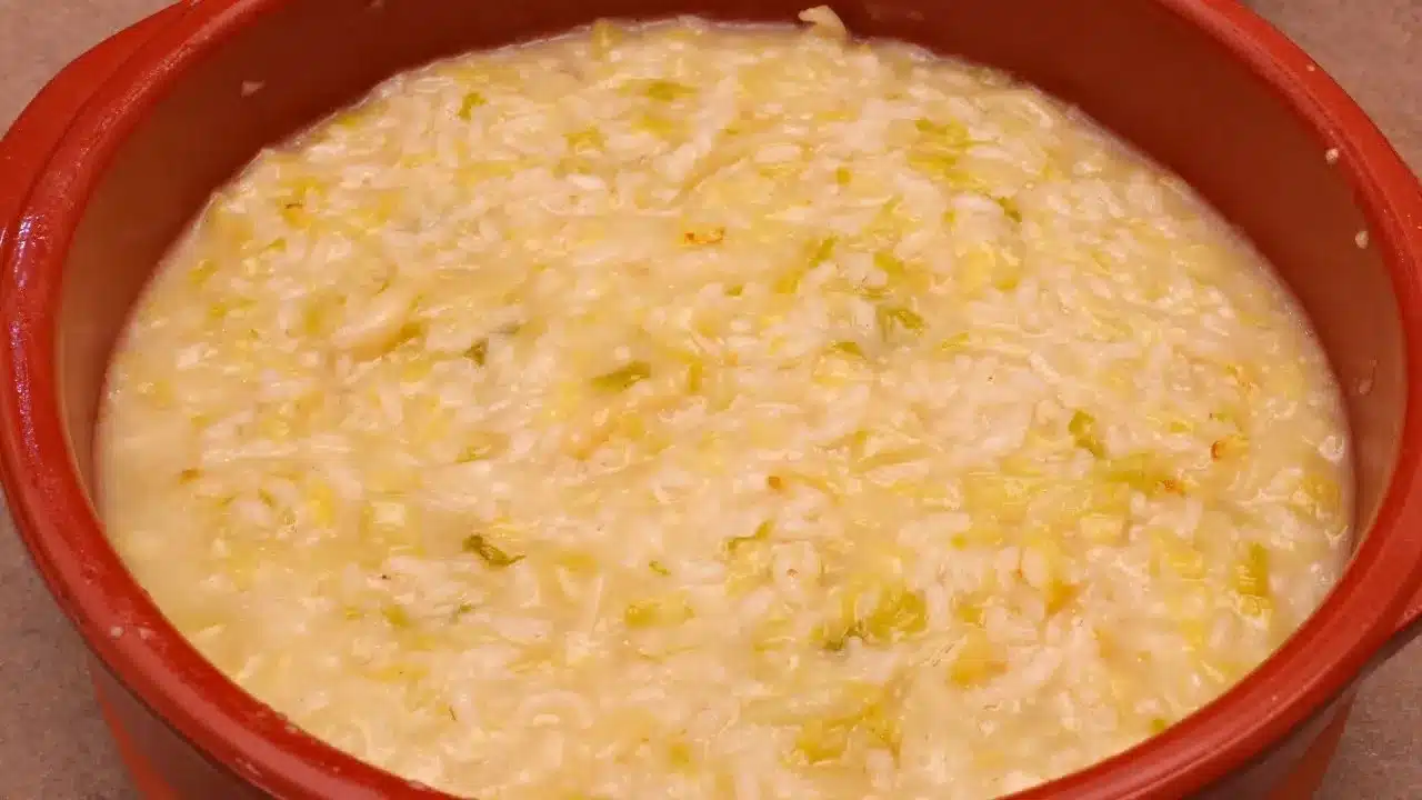 Come preparare il riso e verza: ricetta semplice e cremosa con verza, riso Carnaroli e parmigiano. Un piatto caldo e genuino.