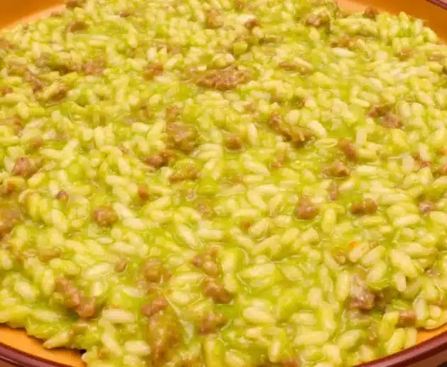 Come preparare il risotto crema di piselli e salsiccia: ricetta cremosa e facile con Carnaroli.
