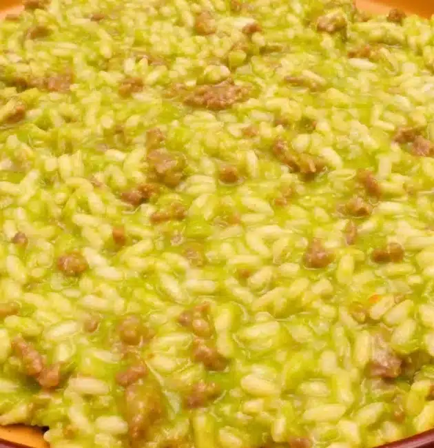 Come preparare il risotto crema di piselli e salsiccia: ricetta cremosa e facile con Carnaroli.