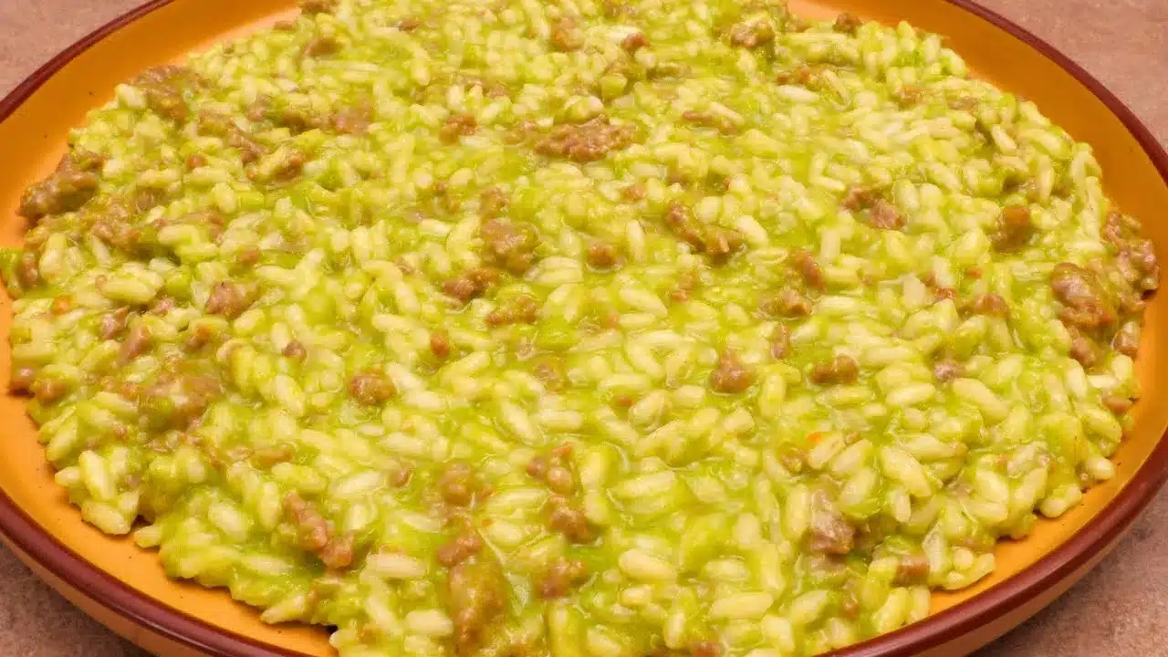 Come preparare il risotto crema di piselli e salsiccia: ricetta cremosa e facile con Carnaroli.