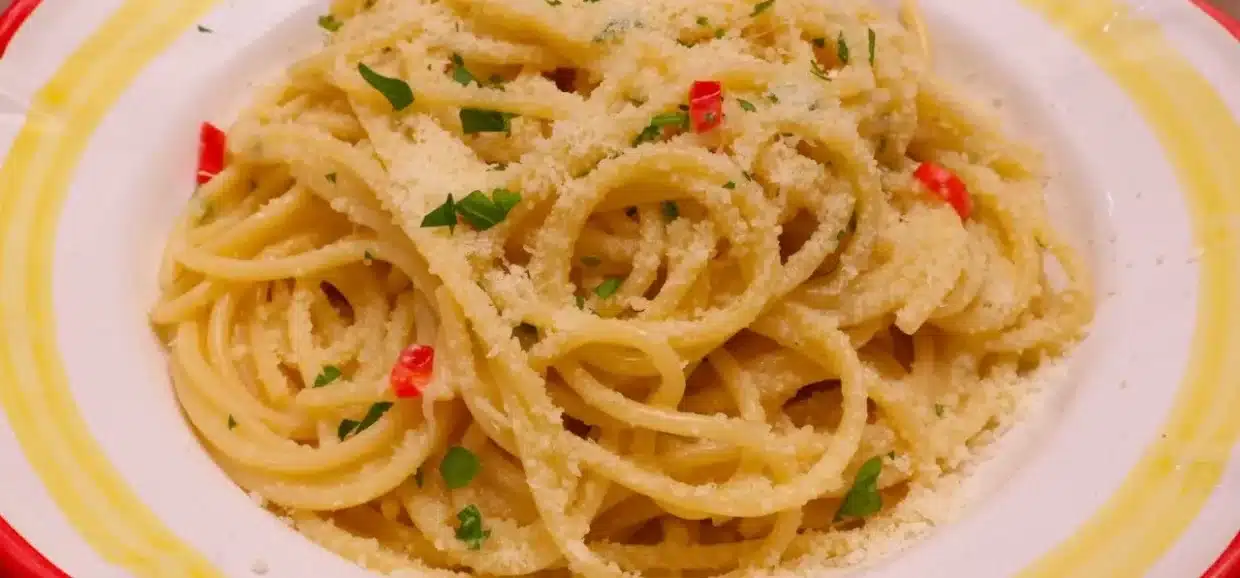 Tre modi diversi di preparare gli spaghetti, dal più semplice al più ricco. Ricette che funzionano sempre, con ingredienti comuni e sapori che non stancano mai! Quale scegli stasera?