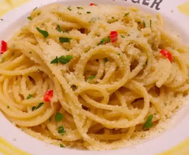 Tre modi diversi di preparare gli spaghetti, dal più semplice al più ricco. Ricette che funzionano sempre, con ingredienti comuni e sapori che non stancano mai! Quale scegli stasera?