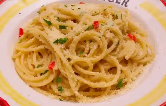 Come preparare gli spaghetti alla carrettiera: ricetta tradizionale con aglio, olio, peperoncino e pecorino romano. Semplice e irresistibile.