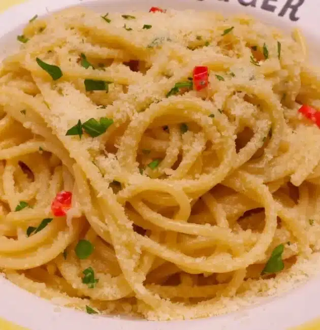 Come preparare gli spaghetti alla carrettiera: ricetta tradizionale con aglio, olio, peperoncino e pecorino romano. Semplice e irresistibile.