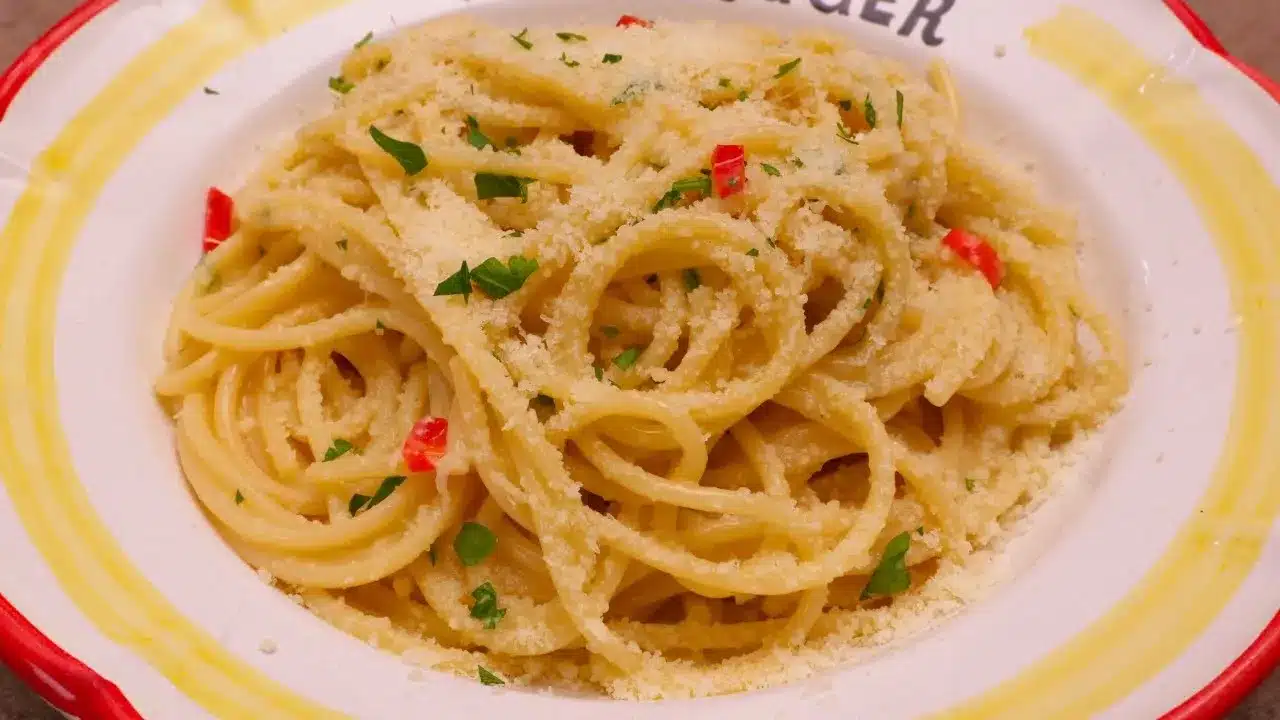 Come preparare gli spaghetti alla carrettiera: ricetta tradizionale con aglio, olio, peperoncino e pecorino romano. Semplice e irresistibile.
