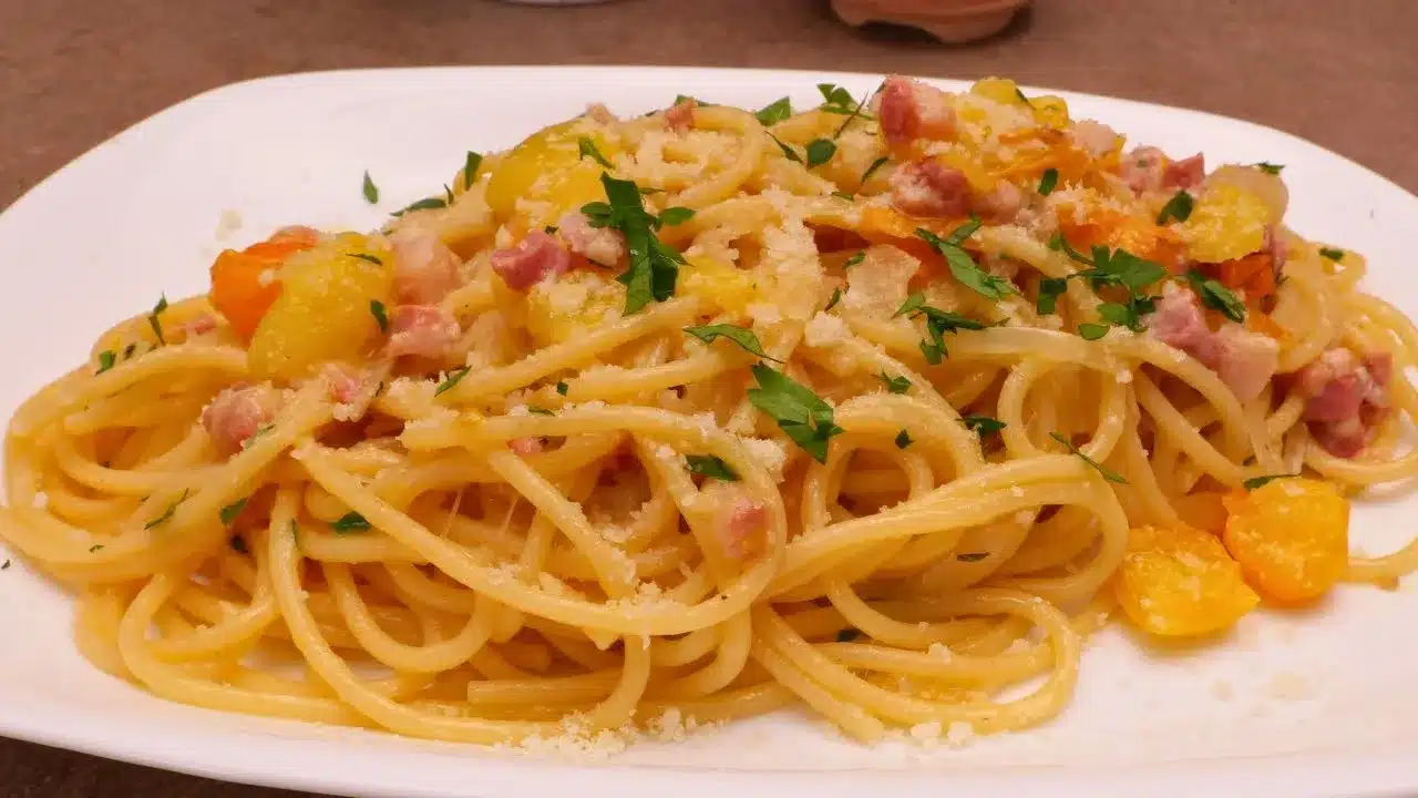 Come preparare gli spaghetti pomodorini gialli cipolle e pancetta: ricetta facile e gustosa con pomodorini dolci.