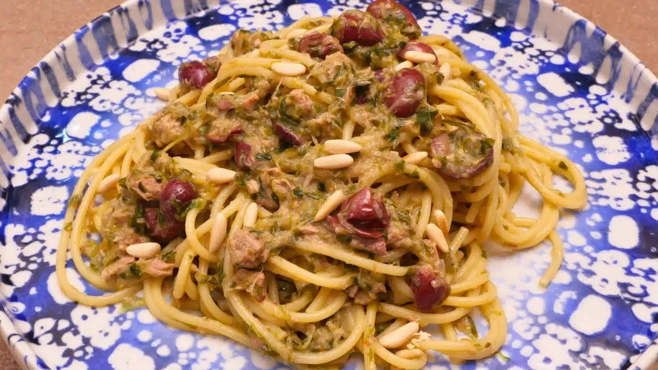 Come preparare gli spaghetti tonno e crema di scarola alla napoletana: ricetta tradizionale con acciughe, olive, capperi, pinoli e uvetta.