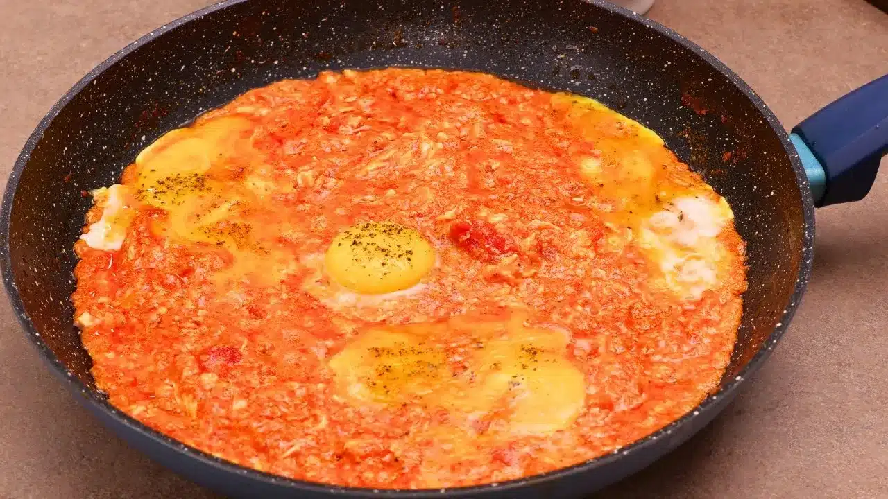Come preparare le uova alla garibaldina: ricetta tradizionale facile con uova cotte nel sugo di pomodoro, ideale per un pasto veloce.