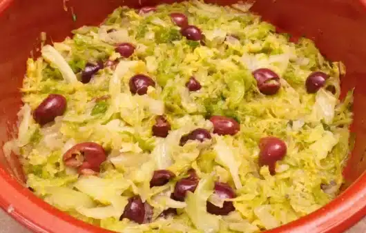 Come preparare la verza stufata con le olive: ricetta facile e saporita con cipolla, brodo vegetale e olive Itrane.