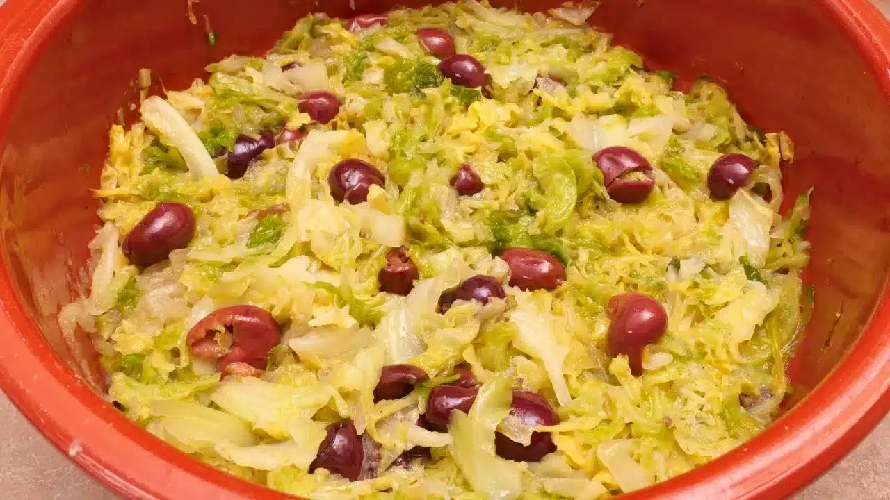 Come preparare la verza stufata con le olive: ricetta facile e saporita con cipolla, brodo vegetale e olive Itrane.