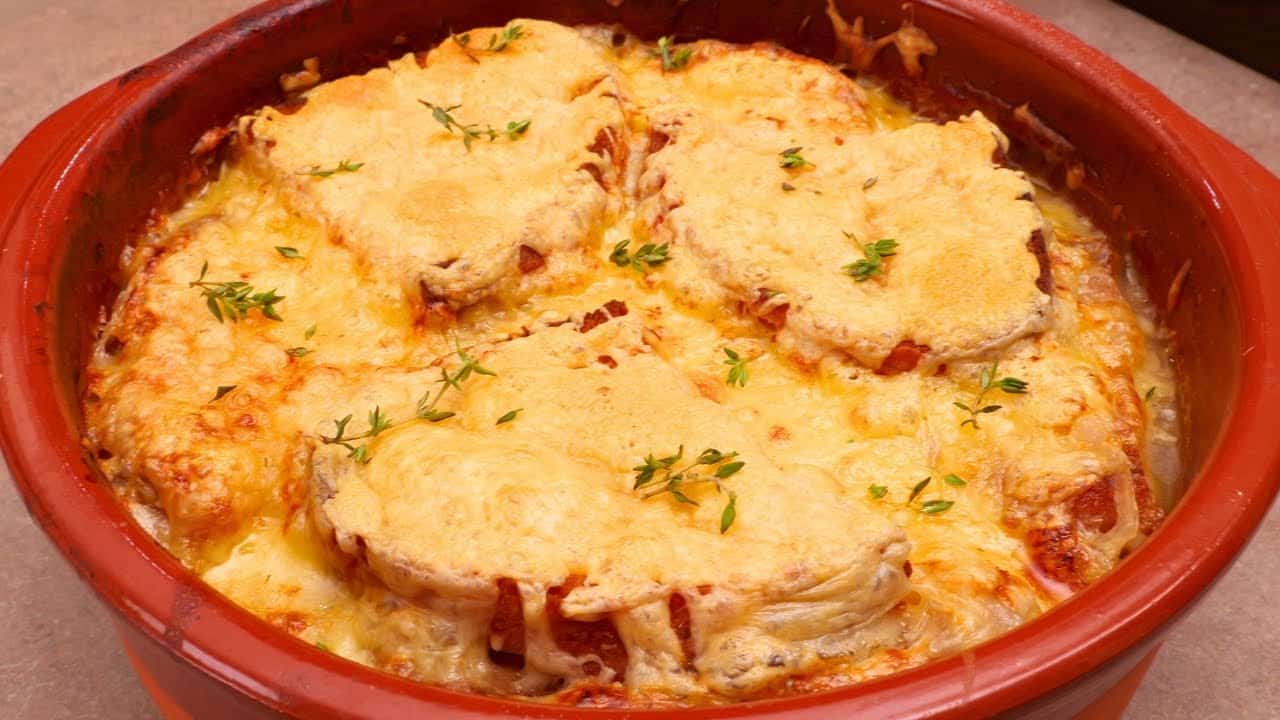 Come preparare la zuppa di cipolle: ricetta classica con cipolle caramellate, pane tostato e formaggio filante.