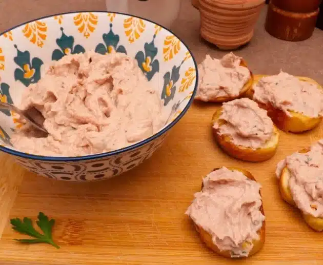 Come preparare il patè di tonno a modo mio: ricetta facile con tonno, ricotta e acciuga, ideale da spalmare su crostini.