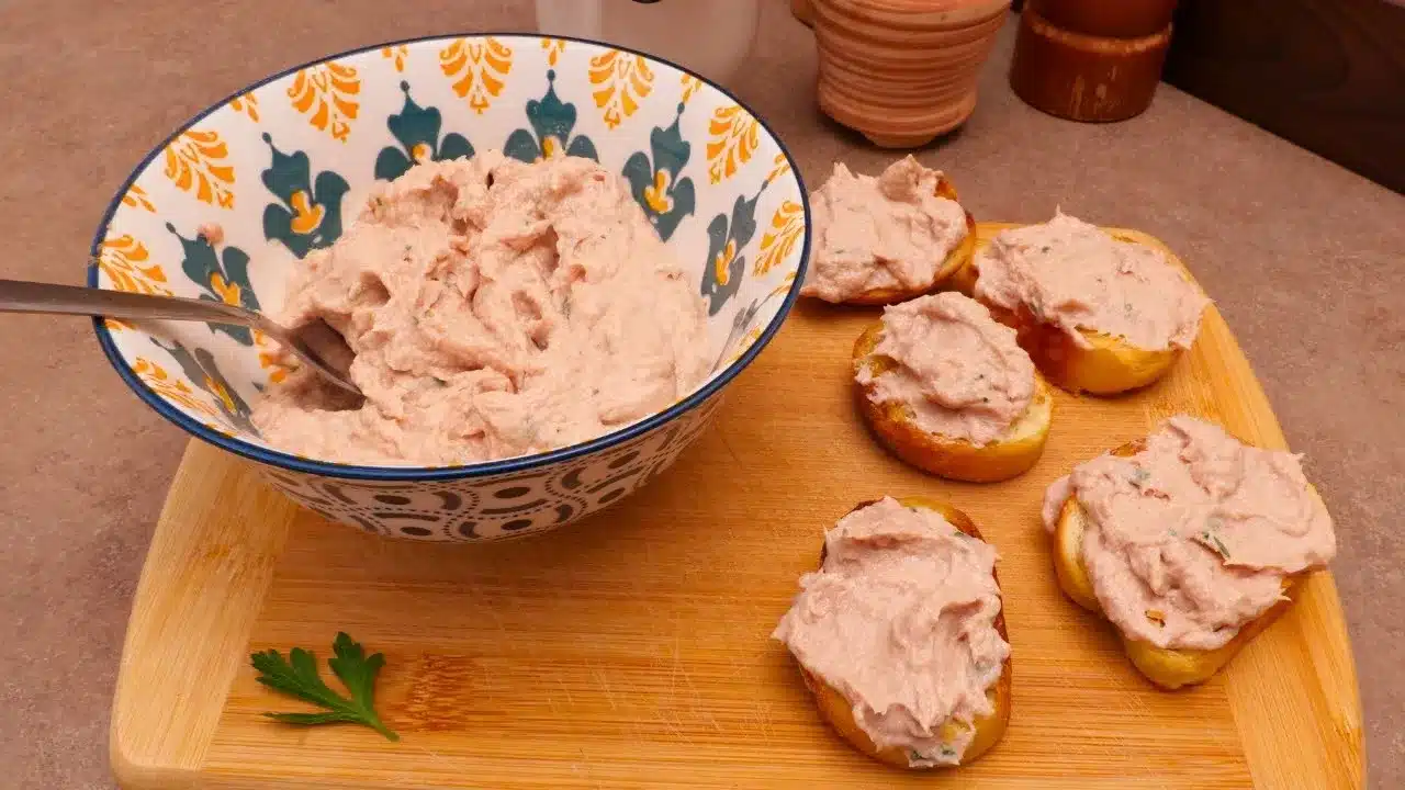 Come preparare il patè di tonno a modo mio: ricetta facile con tonno, ricotta e acciuga, ideale da spalmare su crostini.
