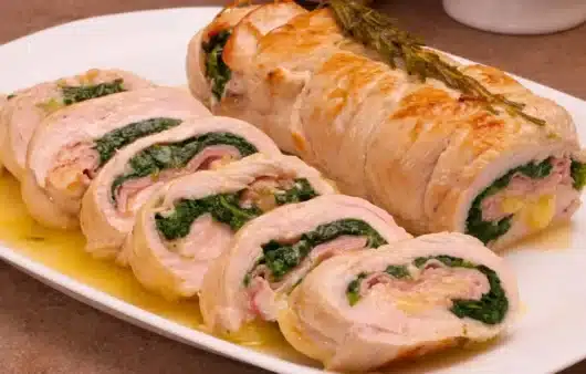 Come preparare il rollè di tacchino ripieno al forno con spinaci, prosciutto e provola: ricetta facile e gustosa.