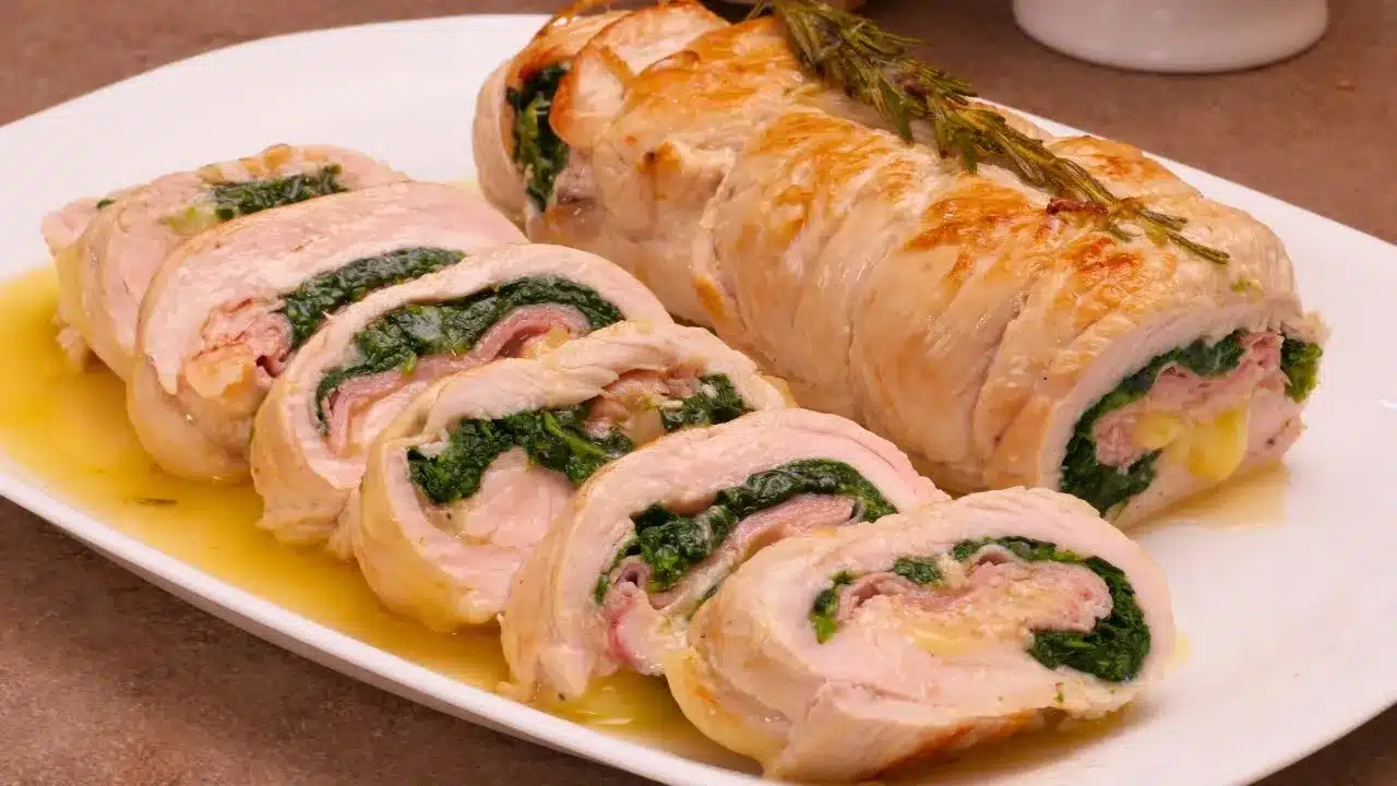 Come preparare il rollè di tacchino ripieno al forno con spinaci, prosciutto e provola: ricetta facile e gustosa.