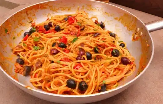 Come preparare gli spaghetti al tonno con olive e pomodorini: ricetta facile e saporita con acciughe e capperi.