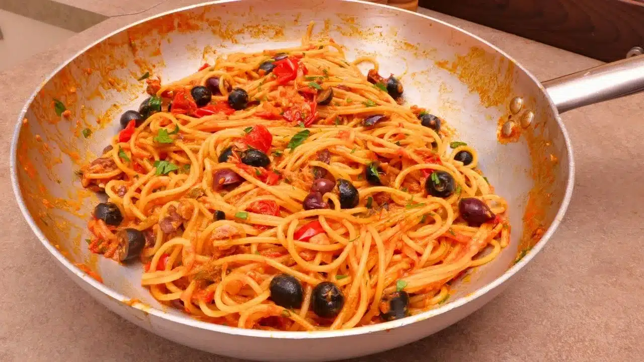 Come preparare gli spaghetti al tonno con olive e pomodorini: ricetta facile e saporita con acciughe e capperi.