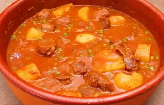 Come preparare lo spezzatino al pomodoro con piselli e patate: ricetta classica con carne morbida e sugo avvolgente.