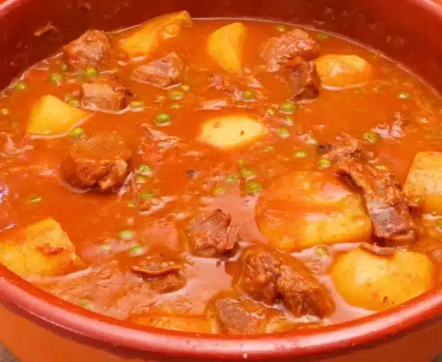 Come preparare lo spezzatino al pomodoro con piselli e patate: ricetta classica con carne morbida e sugo avvolgente.
