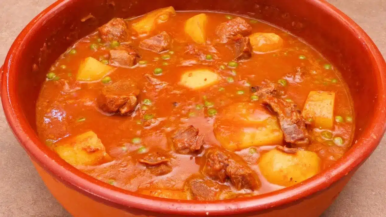 Come preparare lo spezzatino al pomodoro con piselli e patate: ricetta classica con carne morbida e sugo avvolgente.