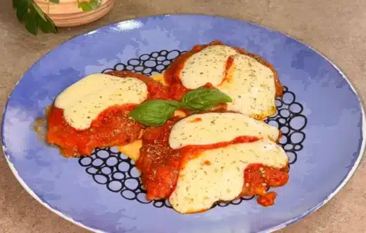 Come preparare la carne alla pizzaiola filante con pomodoro e scamorza, ricetta facile e veloce da gustare tutti insieme!