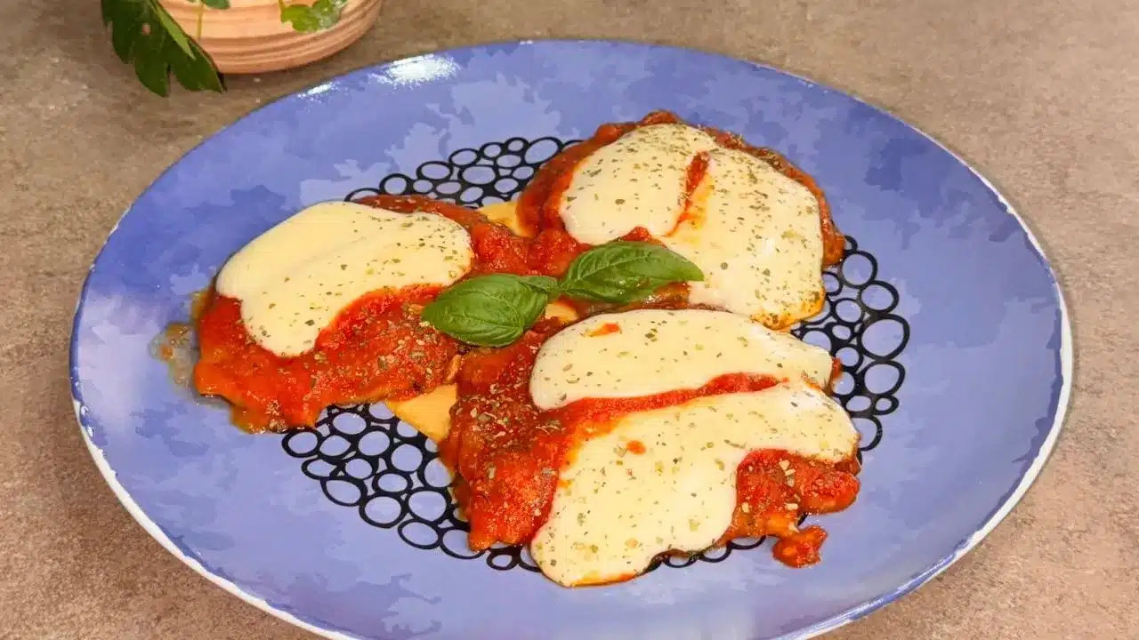 Come preparare la carne alla pizzaiola filante con pomodoro e scamorza, ricetta facile e veloce da gustare tutti insieme!